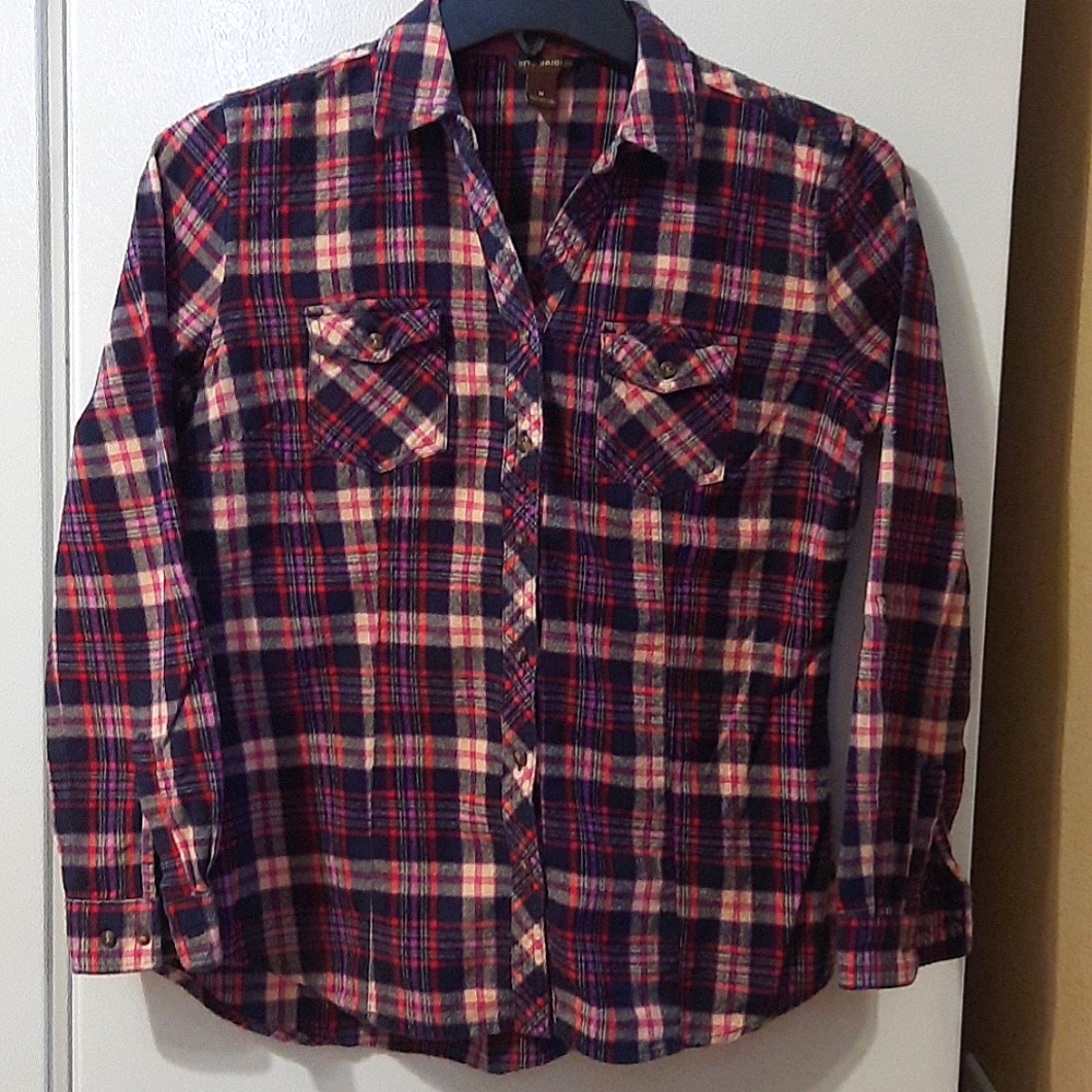 Long Sleeve Button-Up Western Top. Size Medium.